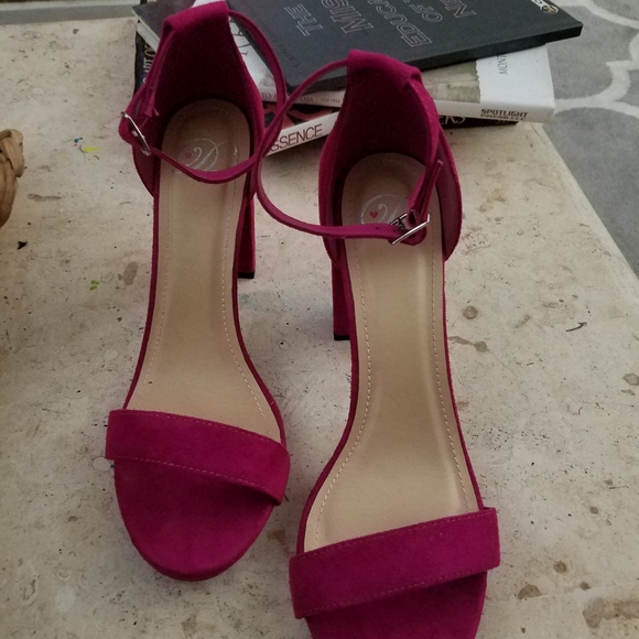 Ladies ankle strap chunky heel sandal. Size 11M - Picture 3 of 5